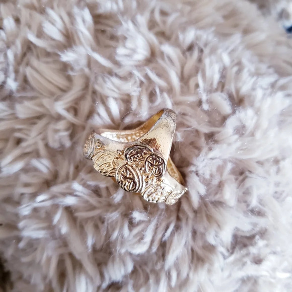 Statement gold ring - Picture 2 of 5